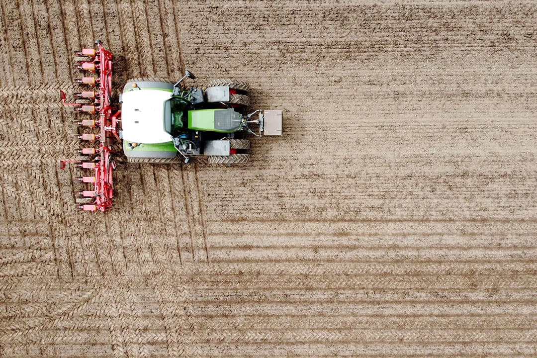 Een akkerbouwer zaait zorgvuldig zijn suikerbieten; de nieuwe regels in 2024 schaft het zogenaamde 'bietentoerisme' af, wat meer vrijheid en flexibiliteit biedt voor telers. - Foto: Frank Uijlenbroek