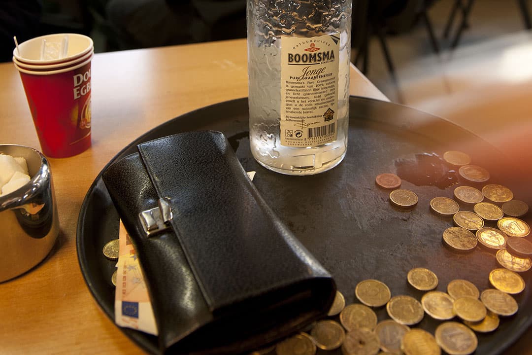 Contant geld en een fles jenever op de veemarkt in Leeuwarden (Fr.) - Foto: Mark Pasveer