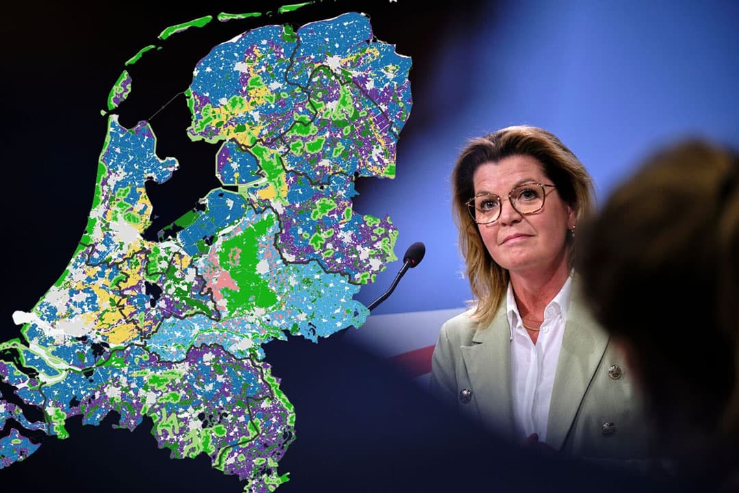 Stikstofminister Christianne van der Wal presenteerde vorig jaar een kaart met richtinggevende emissiereductiedoelstellingen per gebied. - Foto: Roel Dijkstra, afbeelding kaart ministerie LNV, beeldbewerking