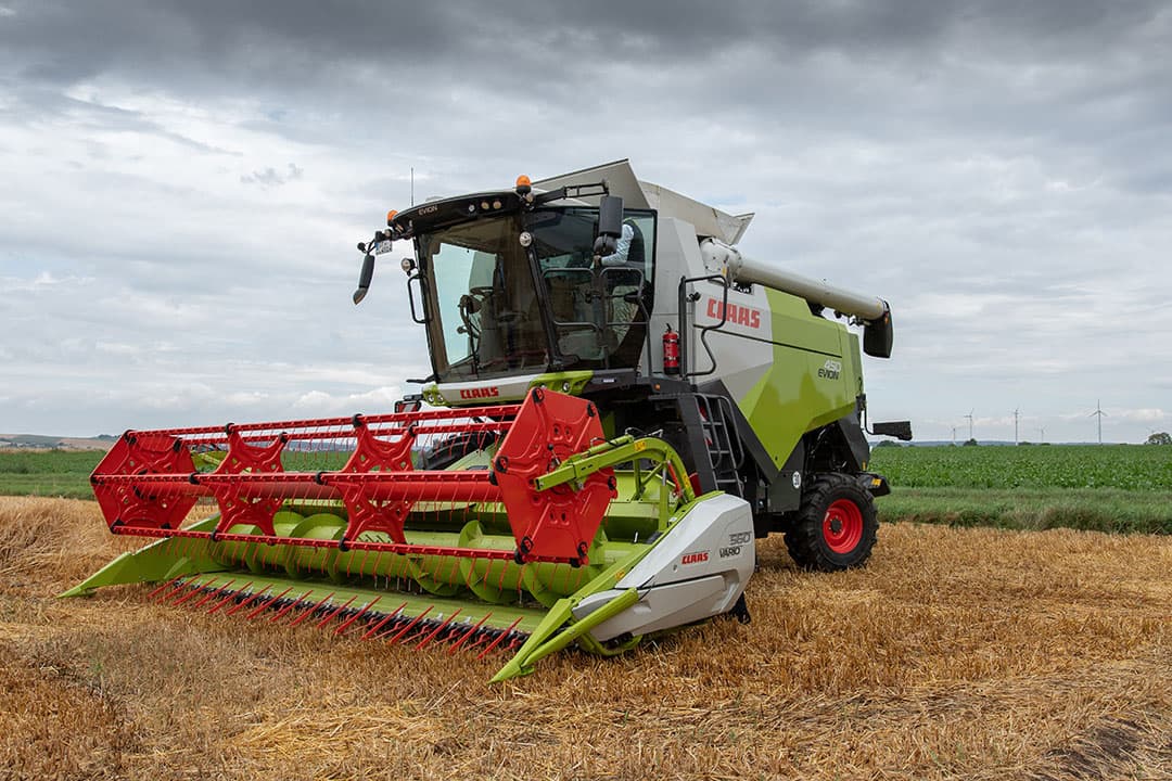 De Claas Evion-serie bestaat uit drie modellen vijfschudders. Hoewel de combine is bedoeld als instapmachine voor de akkerbouwer die tijdens de graanoogst niet afhankelijk wil zijn van de loonwerker, is de Evion vrij luxe aan te kleden. Brede banden, maaibord tot 6,8 meter en opbrengstmeting behoren tot de opties. - Foto's: Jacco van Erkelens