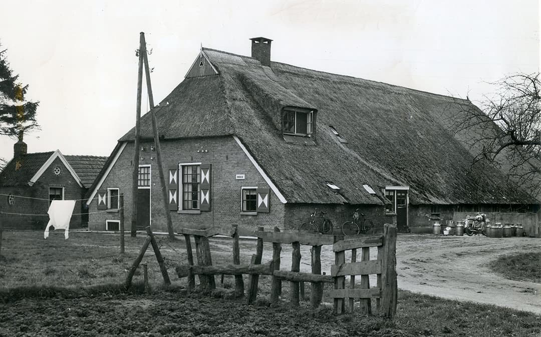 Een brommer (rechts tussen de melkbussen) was vroeger een gewild item onder plattelandsjongeren. Helm, verzekering en rijbewijs waren lange tijd niet nodig. Je kon snel en simpel van A naar B. En wie de boel in de werkplaats eigenhandig een beetje opvoerde, deed dat nog sneller.