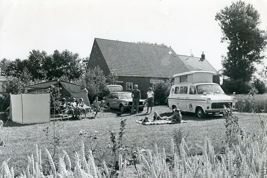 Met een boerderijcamping konden boeren hun inkomen aanvullen. Dat was al zo ten tijde van de foto en dat is nog steeds zo. Toch staat volgens verschillende onderzoeken het plezier in de tweede tak steevast voorop. Wie het niet leuk vindt, begint er niet aan. Campingeigenaren genieten vooral van het contact met allerlei verschillende mensen uit binnen- en buitenland. - Foto: Misset