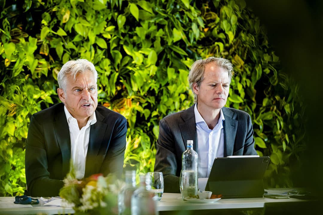 CEO Stefaan Decraene en CFO Bas Brouwers (R) van Rabobank beantwoorden vragen van de pers over de halfjaarcijfers. - Foto: ANP