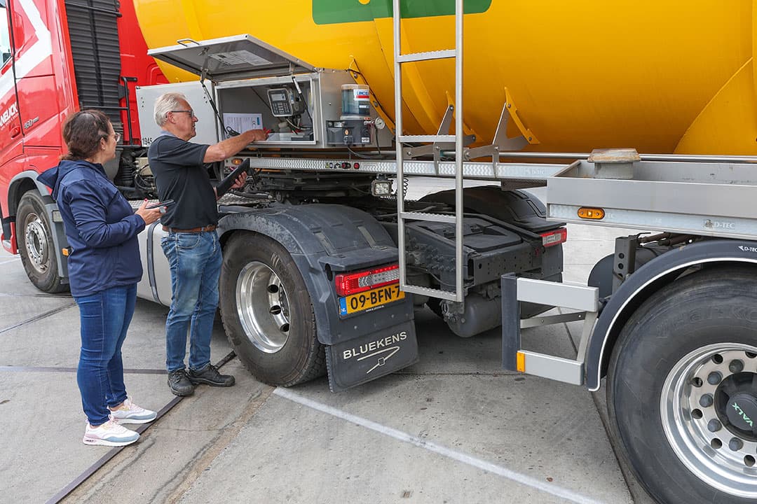 NVWA-inspecteur Natasja Warnier controleert een mesttransport. Onder andere het kenteken en weeggegevens worden vastgelegd en de apparatuur wordt bekeken. - Foto's: Bert Jansen.