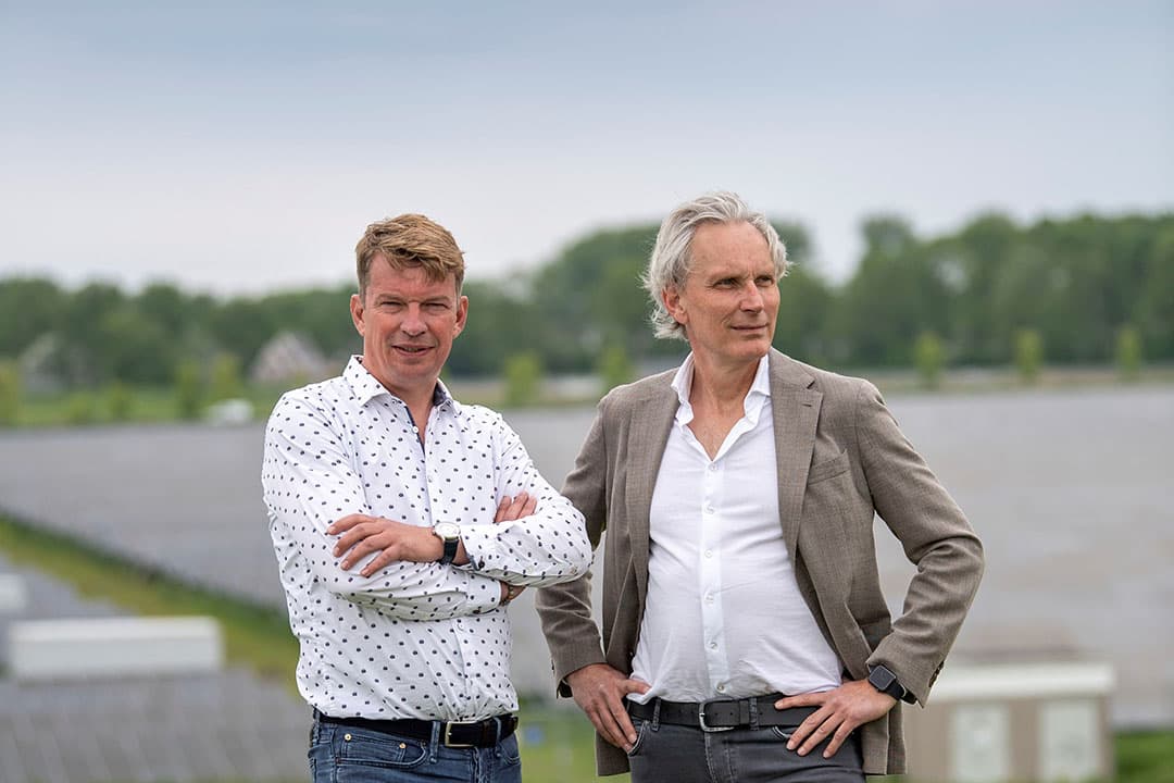 GreenDutch is een initiatief van VOB-Holland en Ekwadraat. Bestuurders Douwe Faber (links) en Toon Branbergen proberen via lokale Nederlandse projecten CO2 vast te leggen (of te besparen) en vervolgens als CO2-certificaten te vermarkten. - Foto: Mark Pasveer