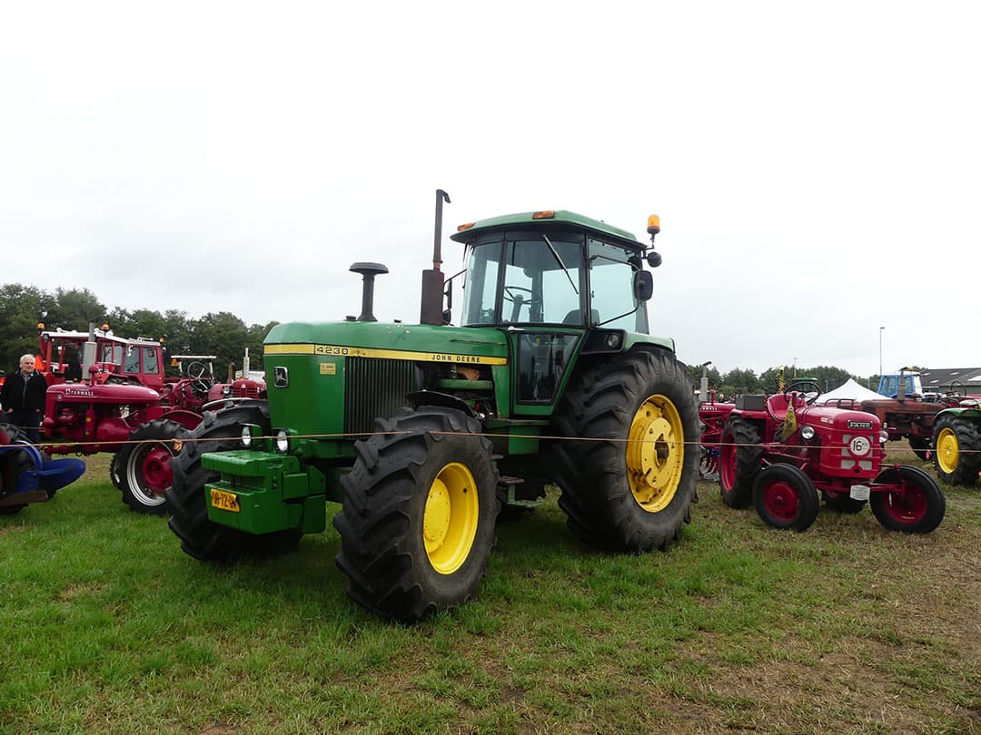 In de 70-er jaren was er in Europa steeds meer vraag naar vierwielaandrijving. De Amerikanen waren er minder van gecharmeerd. John Deere deed met de 30-serie een dappere poging zich met een hydraulisch aangedreven vooras in de markt te onderscheiden. Helaas met maar beperkt succes.