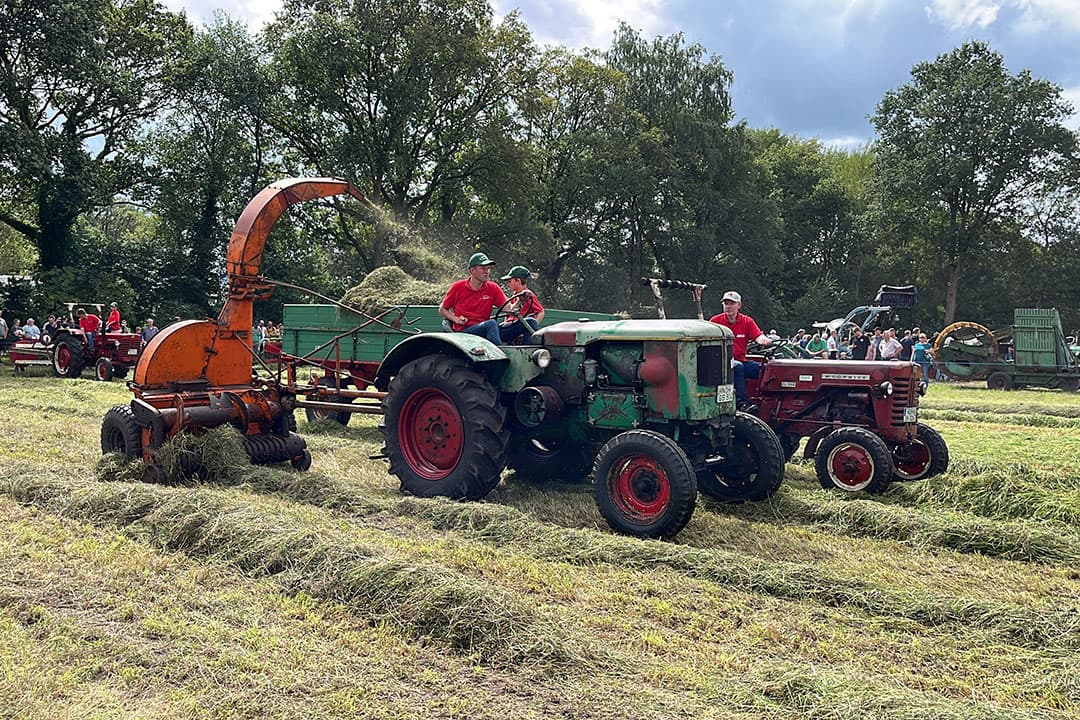 Tijdens de 27e editie van de Historische Feldtage in Nordhorn (D.) bewonderen liefhebbers van oldtimers de klassieke landbouwtechniek, zoals deze Deutz F3L514 met erachter een Fella-grashakselaar. Een McCormick D326 verzorgt de afvoer van het gehakselde product. - Foto's: Jacco van Erkelens