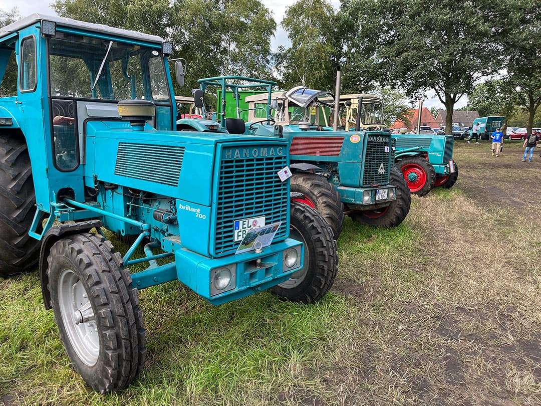 Drie mooie Hanomag-trekkers op een rij.
