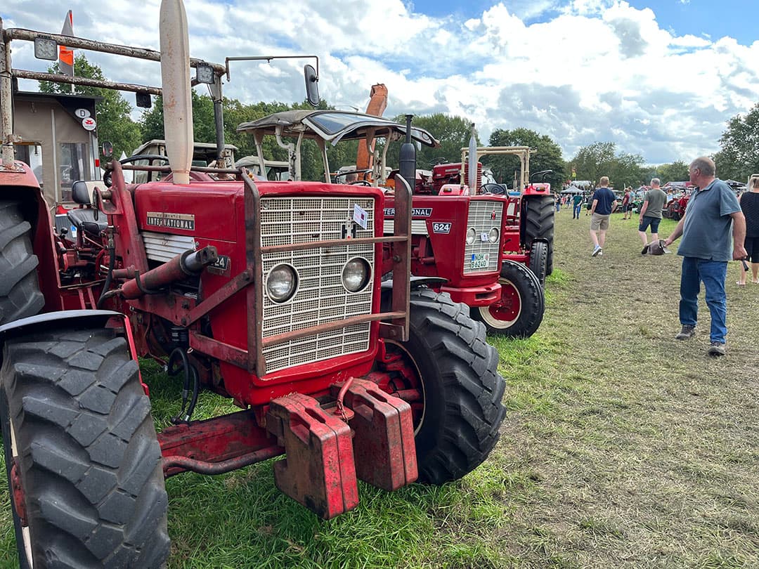 International is een sterk vertegenwoordigd trekkermerk op de Historische Feldtage in Nordhorn. Hier enkele exemplaren uit de 24-serie.
