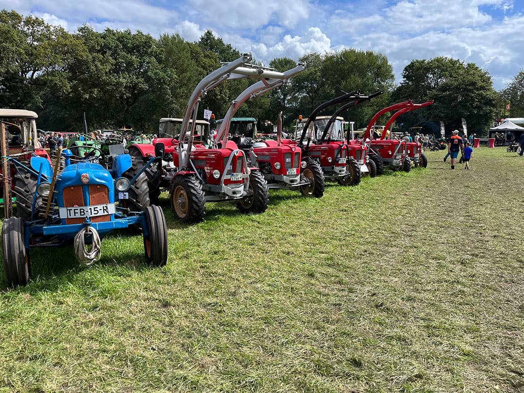 Ook Schlüter is een merk dat  je vaak ziet op de Historische Feldtage. Hier enkele compactere modellen, waaronder een Super 550 V (met zilveren voorlader) en een Super 450 V (met zwarte voorlader).