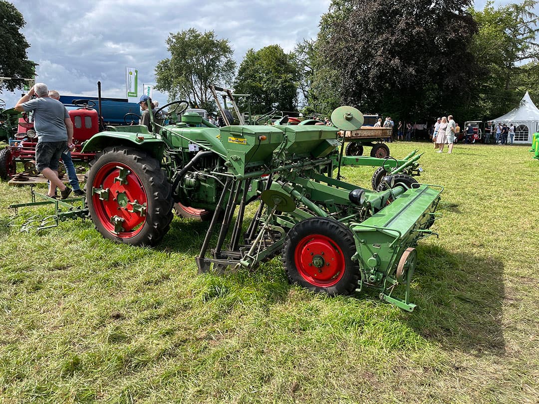 Een prachtexemplaar van een Fendt GT-werktuigendrager met zaaimachine-opbouw.