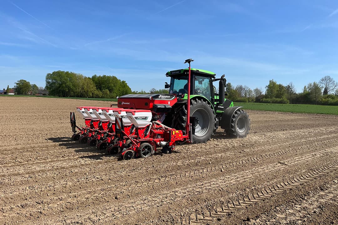 Kverneland heeft zijn Optima V-precisiezaaimachine vernieuwd. De zaaimachine is vanaf september 2023 leverbaar met een variabel frameconcept. Dit zorgt ervoor dat het zaad dieper in de bodem dringt en levert de chauffeur meer bedieningscomfort.