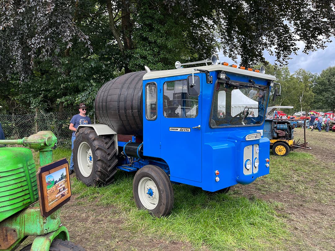 Eén van de meest bijzondere voertuigen op het evenement is toch wel deze Fordson Super Dexta, die als basis dient voor de Delvano Safetrac-zelfrijdende veldspuit. De machine dateert uit 1965.