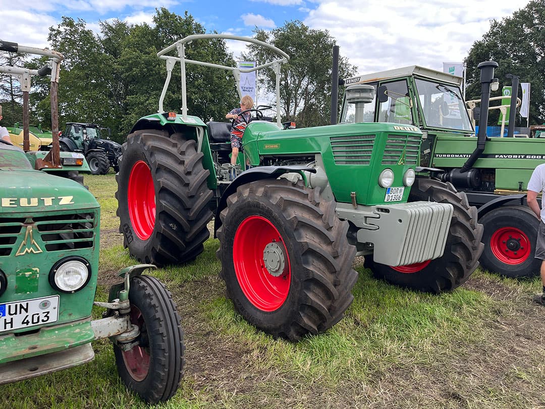 Hier een schitterend opgeknapte Deutz 13006. Dit exemplaar is oorspronkelijk geleverd in Canada en heeft nog even in Nederland gelopen. De huidige eigenaar heeft de trekker nu zo'n 1,5 jaar in bezit. Hij deed een jaar over de restauratie van de trekker. De machine is helemaal open geweest en heeft enkele nieuwe onderdelen gekregen. Het spuitwerk is door een bevriende spuiter gedaan, zo vertelt de eigenaar die maar wat trots is op zijn trekker.