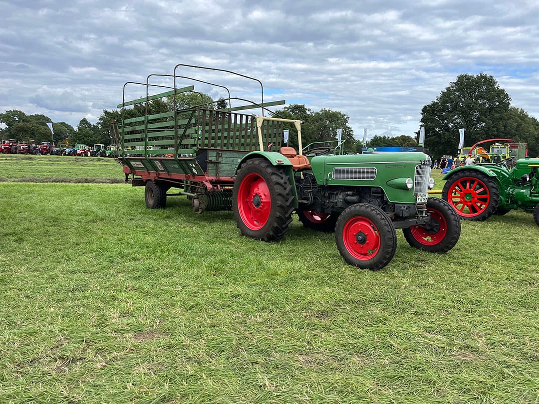 Een combinatie die qua kleur goed bij elkaar past: een mooi opgeknapte Fendt Favorit 3 met een Van Lengerich LW 3000-opraapwagen.