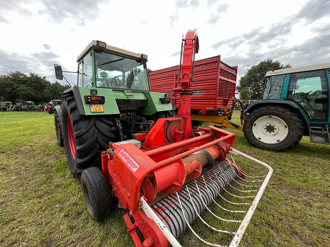 Deze Kemper-hakselaar met Fendt 600-serie-trekker kwam helaas niet in actie. Bijzonder aan de trekker is de omkeerinrichting, die uitstekend van pas komt met dit werk.