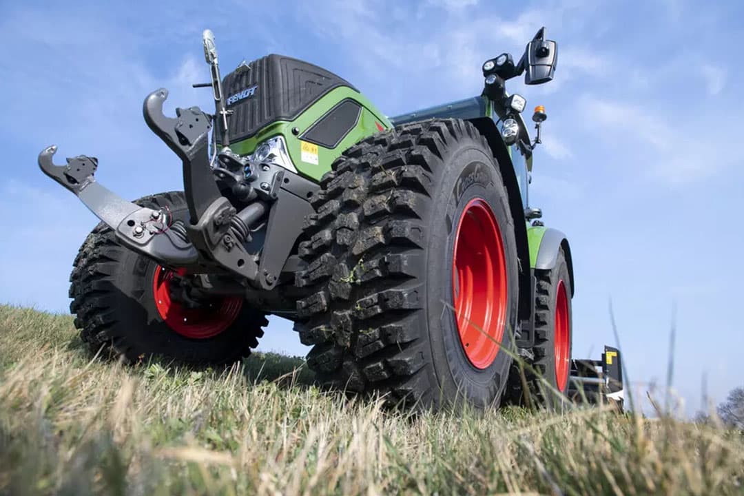 De Franse bandenfabrikant Michelin claimt dat de allround Crosgripp-band goed inzetbaar is op de weg, op grasland en in de sneeuw.- Foto: Michelin
