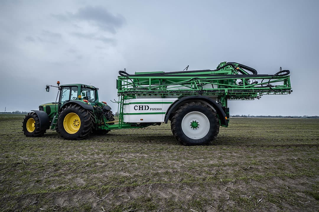 De FG5300 getrokken veldspuit is de opvolger van de FG5200.