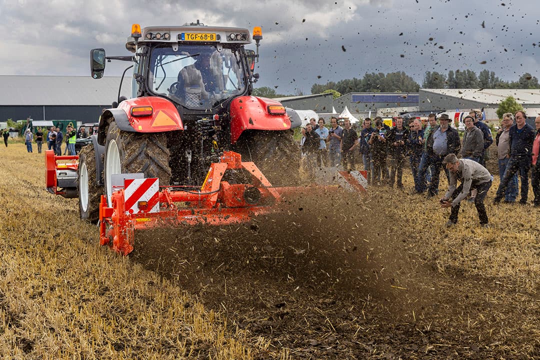De Rijksdienst voor Ondernemend Nederland beschikt over een budget van €3,5 miljoen om de investering in machines waarmee je vanggewassen te lijf gaat, te subsidiëren. - Foto: Koos Groenewold