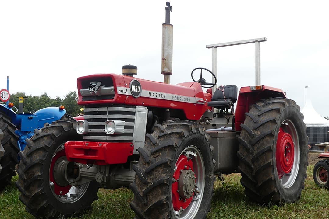 Gebaseerd op de Amerikaanse Massey Ferguson 180 - vlakke bodem, hendels op het dashboard, verstelbaar stuur - de Massey Ferguson 1080. De allereerste exemplaren kwamen uit Amerika. Daarna werd de trekker al snel in Beauvais in productie genomen. En op enig moment ook leverbaar met voorwielaandrijving. Dit is nog een exemplaar met het eerste type vooras. Later werd dat een as van Landini met grotere eindvertragingen. - Foto's: Martin Smits