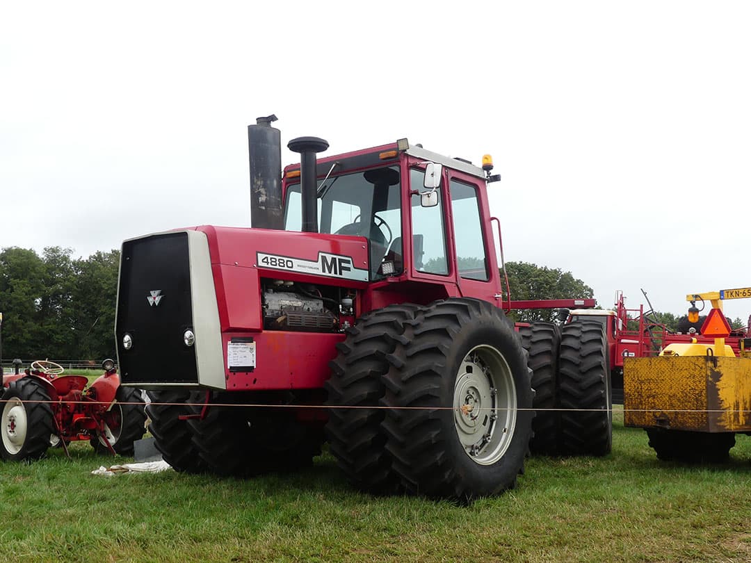 Van de standaard fabriekstrekkers in Panningen is deze 320 pk sterke Massey Ferguson 4880 uit 1983 waarschijnlijk de grootste. Destijds de eerste trekker ter wereld met een Bosch elektronische hefinrichting.