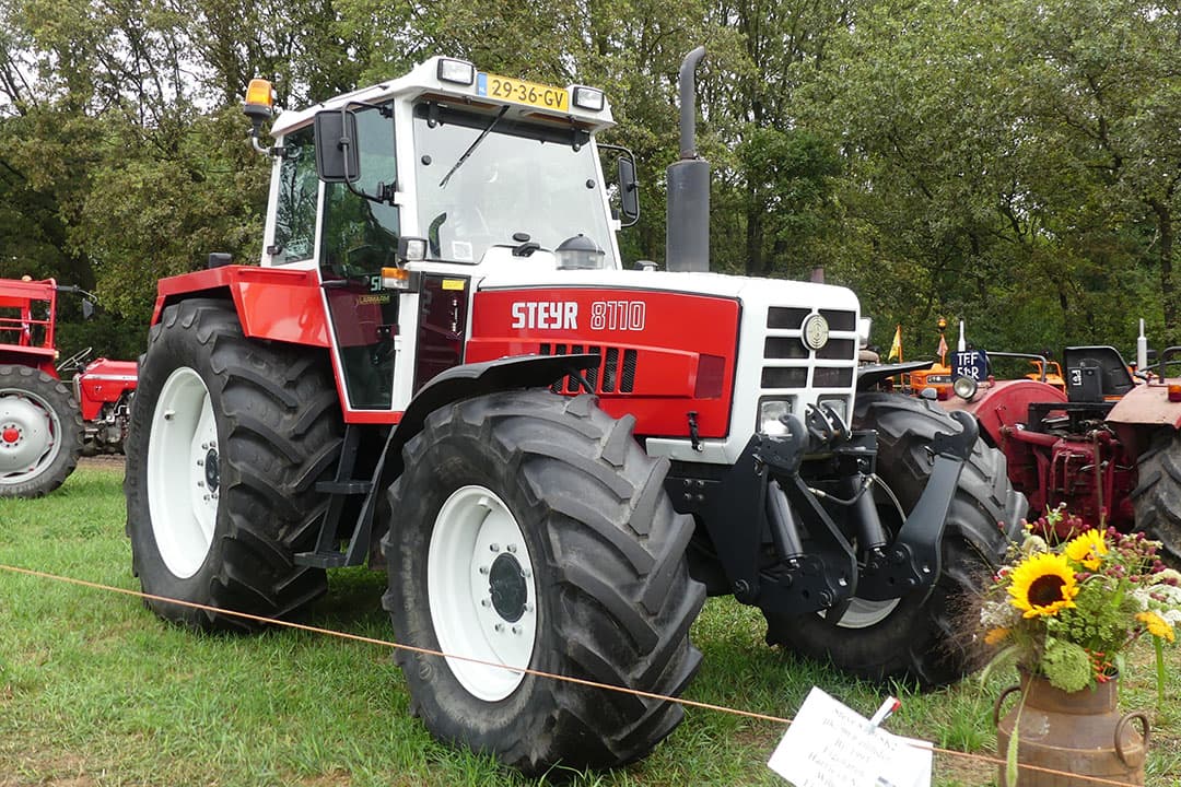 Ook de inmiddels klassieke Steyr-trekkers - hier de 90 pk 6 cilinder 8110 SK2 uit 1993 - zijn behalve voor dagelijks gebruik inmiddels ook een verzamelaarsobject.