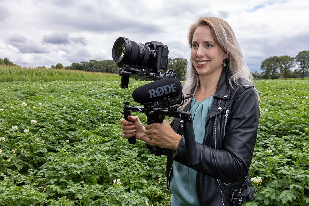 Filmmaker Margo de Haas maakt ‘De pijn op het platteland’, een documentaire over polarisatie waarin ze met haar camera vier verschillende boerinnen op hun erf volgt. - Foto: Peter Roek