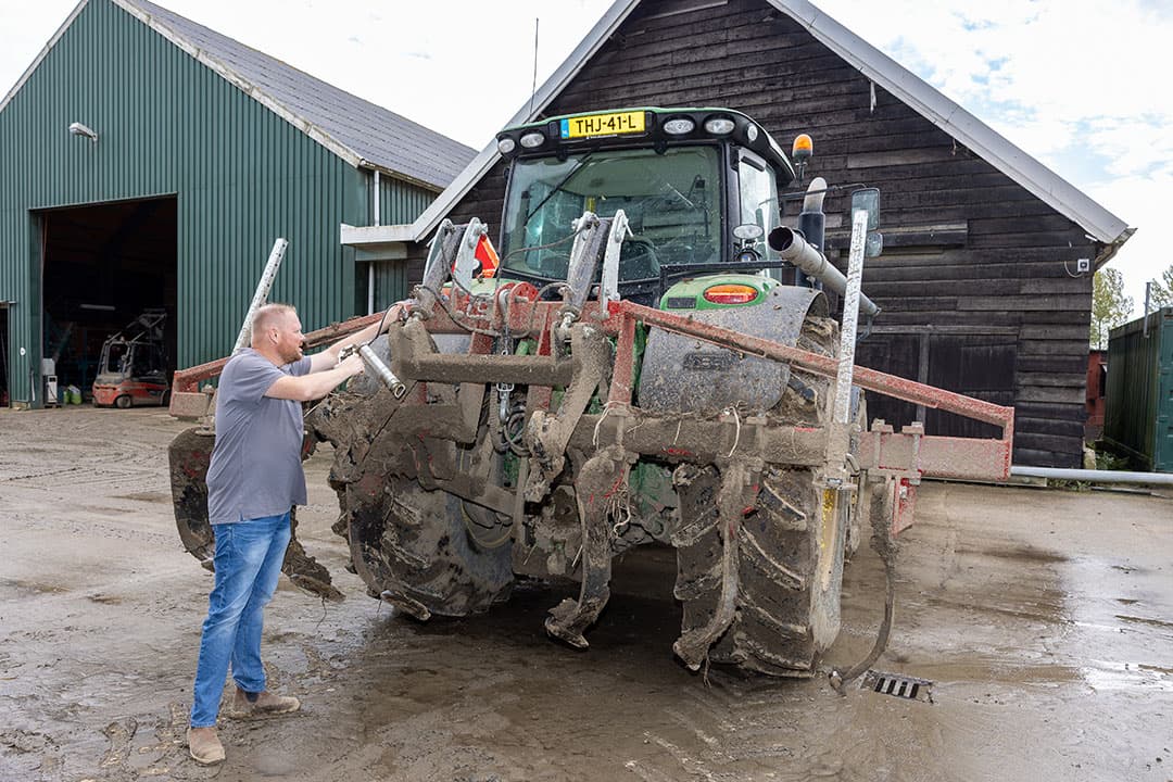De voorzetwoelers met gebogen tanden (Dent Michel) zijn vrijwel standaarduitrusting bij NKG-boeren. Sporen en storende lagen doorbreken, terwijl de opbouw van de bouwvoor zoveel mogelijk intact blijft.