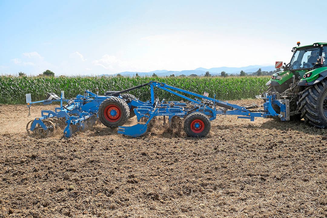 Machinefabrikant Lemken levert iQblue connect voor eigen ploegen en cultivatoren en die van andere fabrikanten. De Oostenrijkse Innovation Farm onderzocht met deze Lemken Karat 9/400 KA hoeveel brandstof je kunt besparen als je de bodem op variabele diepte bewerkt. - Foto: Florian Krippl