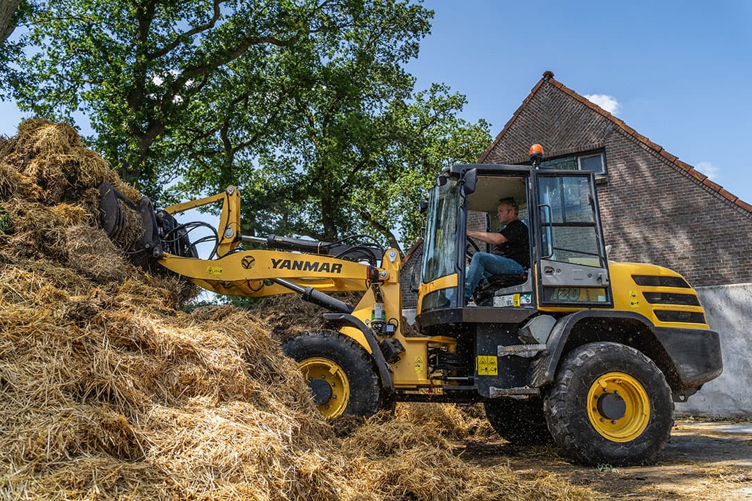 Melkveehouder Jappie Riedstra maakt van maaisel uit natuurland zelf compost. Hij verrijkt zo de bodem met organische stof. Dat verhoogt niet alleen de opbrengsten, de bodem legt ook meer CO2 vast. - Foto: Andrea van Schaik