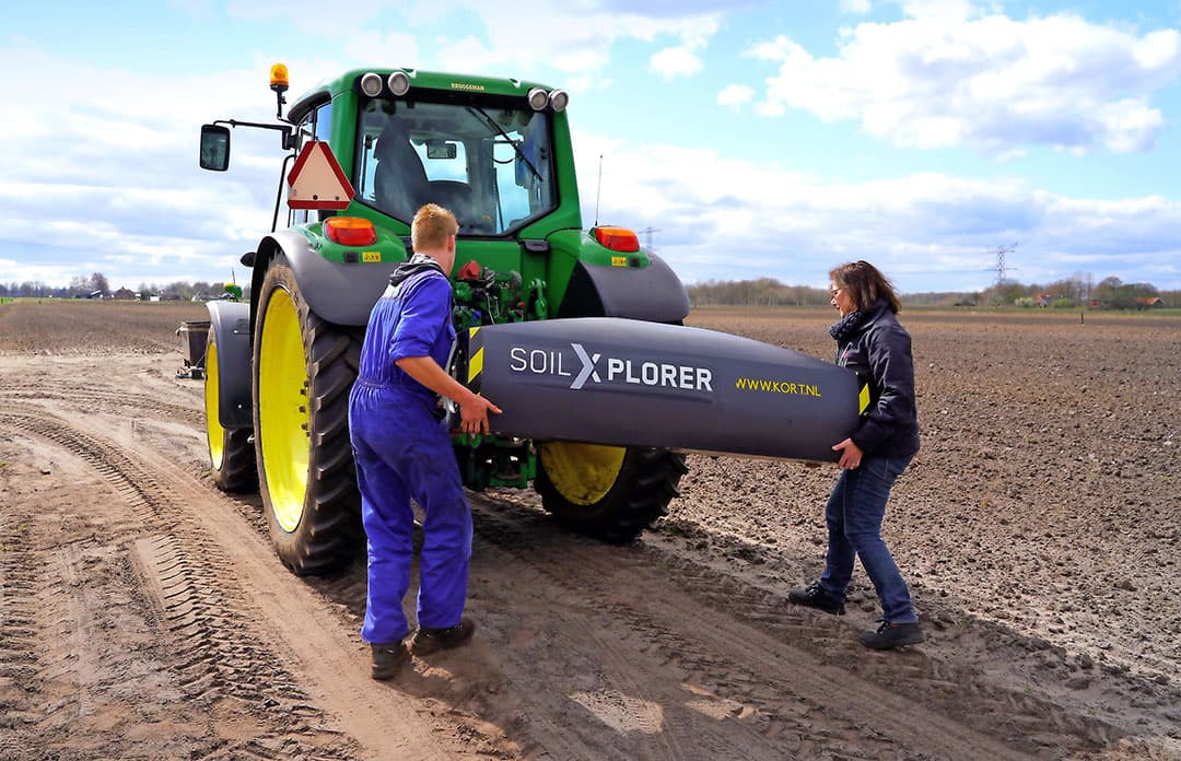 De SoilXplorer-bodemscanner is een door CNH Industrial vermarkte versie van de Topsoil Mapper van Geoprospectors. Qua functionaliteiten en werking zijn beide identiek. Op de foto wordt de sensor gemonteerd achter een trekker als onderdeel van een vergelijking van verschillende sensoren in het kader van het project Nationale Proeftuin Precisielandbouw. - Foto: Jan Willem Schouten