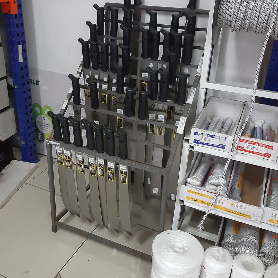 En in de boerenwinkel een rek met machetes. Flinke kapmessen die bij bomen en tuinonderhoud worden gebruikt. Voor bezoekers een notie met een glimlach.