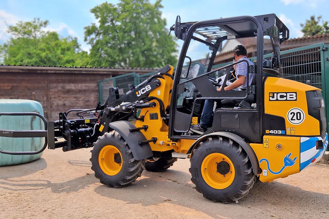De 403E-wiellader van JCB heeft geen CO2-uitstoot tijdens het gebruik. Er zit een 20 kWh lithium-ion-batterijpakket in met twee elektromotoren. Met één volle acculading kan de e-wiellader, afhankelijk van de rijmodus, ongeveer vier uur continu werken. - Foto's: Annelies Bakker