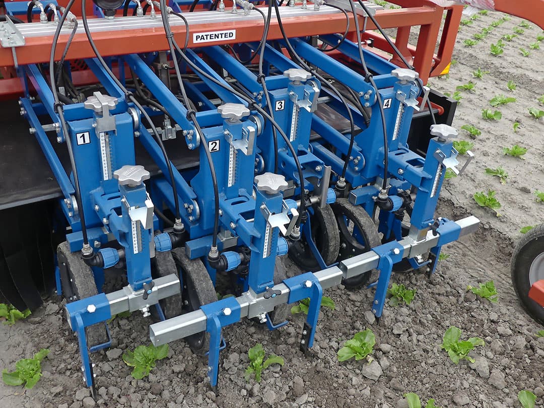 Ferrari werkt met een wiel aan de linker- en rechterkant van het parallellogram om te voorkomen dat bijvoorbeeld een wielspoor veel invloed heeft op de werkdiepte. - Foto: Martin Smits