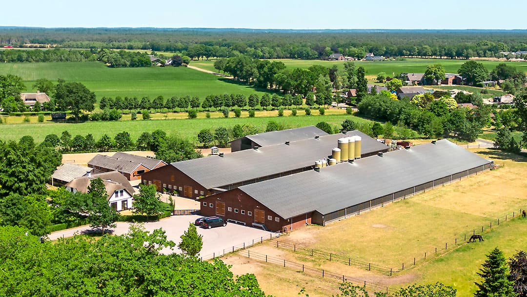 De fraaie bedrijfslocatie vanuit de lucht gezien. Natura 2000-gebied De Veluwe ligt op een kilometer afstand.