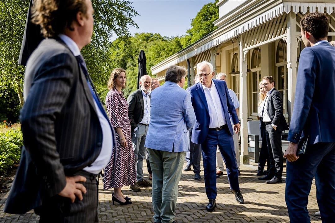 Sjaak van der Tak, voorzitter LTO Nederland, en Piet Adema, minister van Landbouw, Natuur en Voedselkwaliteit, schudden elkaar de hand voorafgaand aan de voortzetting van het overleg over het Landbouwakkoord aan de zogeheten hoofdtafel, woensdag 21 juni. - Foto: ANP