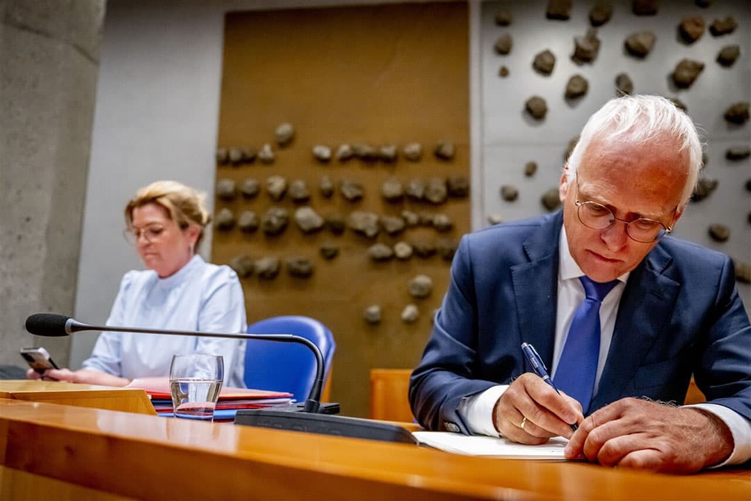 Christianne van der Wal-Zeggelink, minister voor Natuur en Stikstof, en Piet Adema, minister van Landbouw, Natuur en Voedselkwaliteit, tijdens het Debat over het beëindigen van de onderhandelingen over het Landbouwakkoord. - Foto: ANP