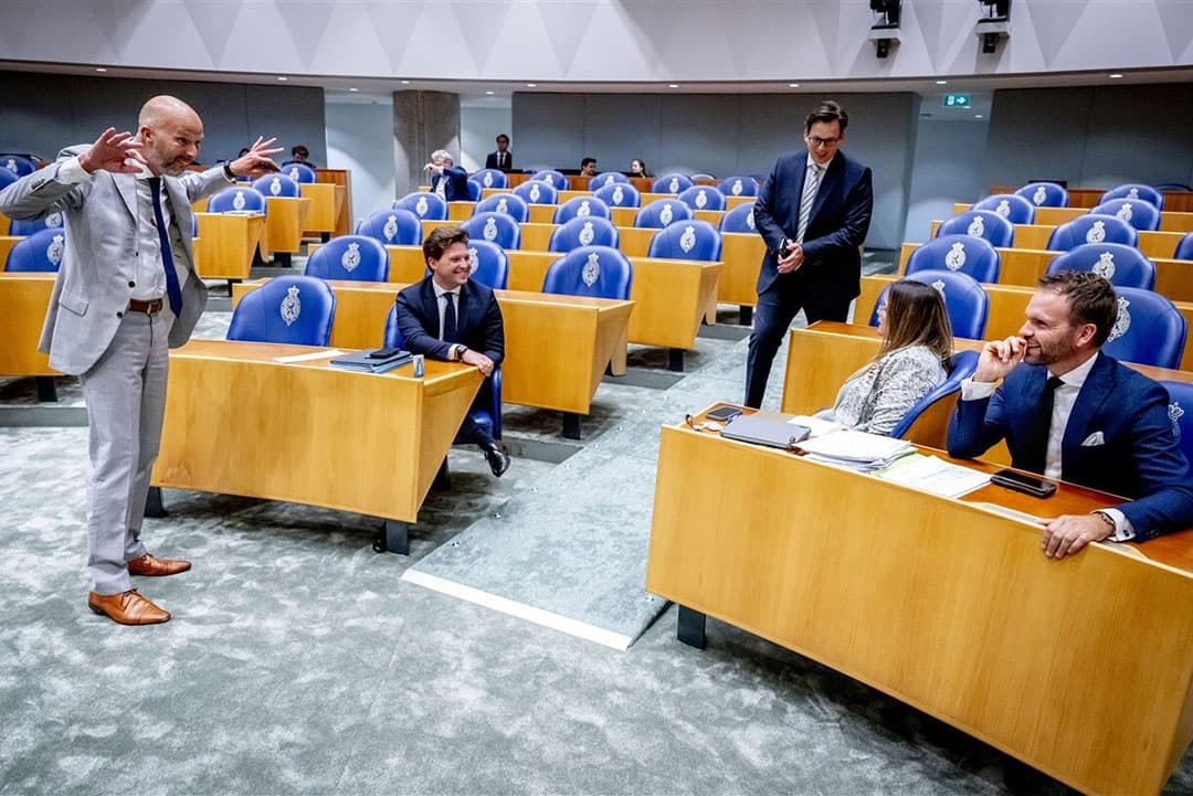 Politieke partijen kunnen zich laten inspireren door de bedrijfsvoering van kleine ondernemers: Vertrouwen, eerlijkheid en zorg voor elkaar als leidende principes, zonder politieke spelletjes, schrijft columnist Hans Luijerink.