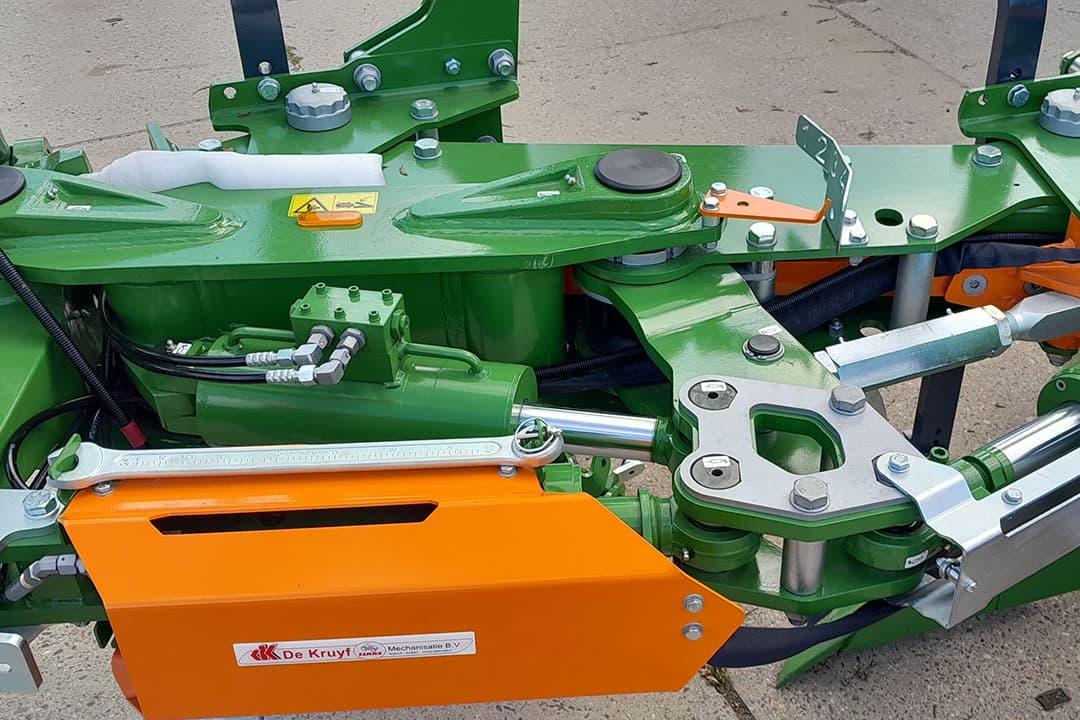 De risters van de Teres-ploeg zijn gelijk aan die van zijn voorgangers. Belangrijk wijziging is echter de constructie van het instellen van de werkbreedte per schaar, de treklijn en de werkbreedte van de eerste schaar. - Foto: Martin Smits