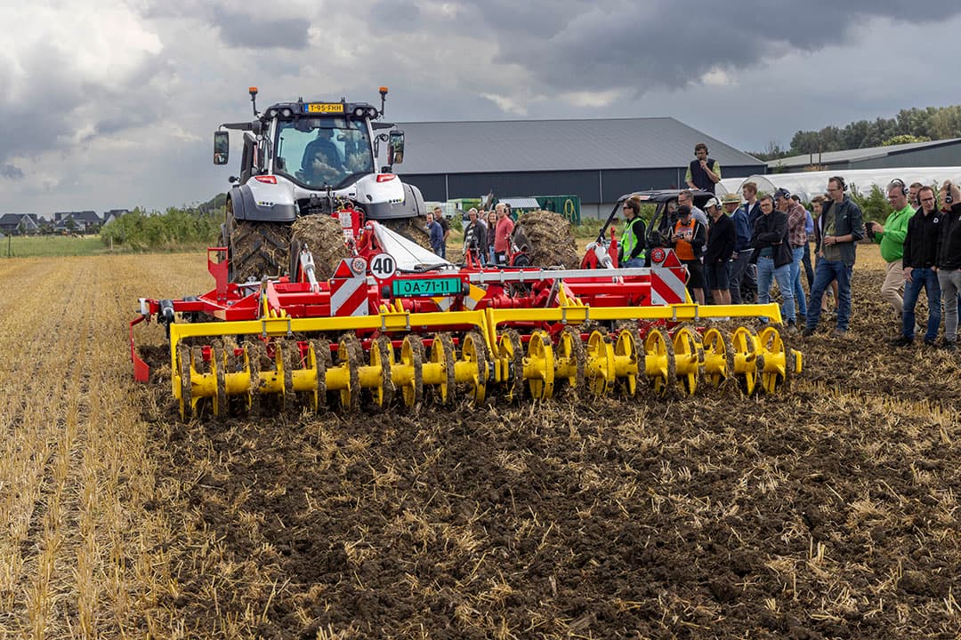 Bezoekers zagen op de eerste editie van de Akkerbouwdag in Dronten (Fl.) een primeur voor Nederland: cultivator Pöttinger Terria. - Foto's: Koos Groenewold