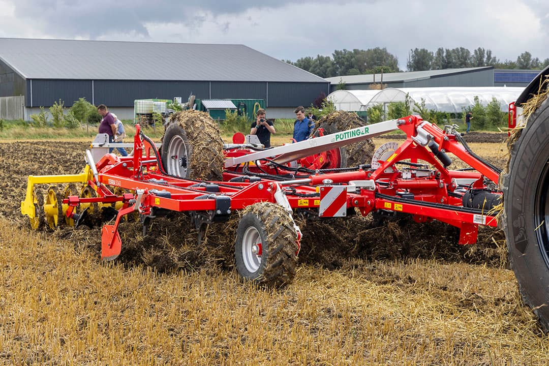 Pöttinger-importeur Duport demonstreert de Terria 5040. Een machine met 5 meter werkbreedte en vier rijen tanden.