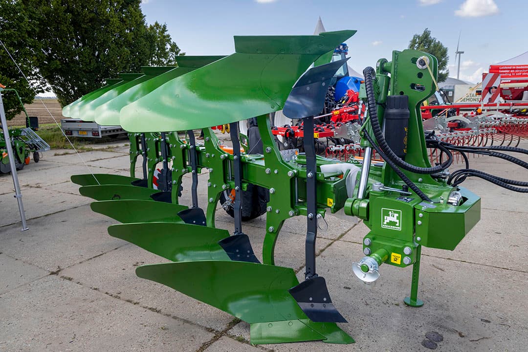 Amazone introduceert de Teres-ploeg als vervanger van de Cayron-ploeg. De Teres is er vanaf vier scharen, terwijl dat bij de Cayron met vijf scharen begon. De ploeg die werd getoond op de Akkerbouwdag was een vijfschaar uit de 300-serie. Dat staat voor een ploegkop die 300 pk aan kan. In de toekomst komen ook een lichtere 100- en 200-serie op de markt.