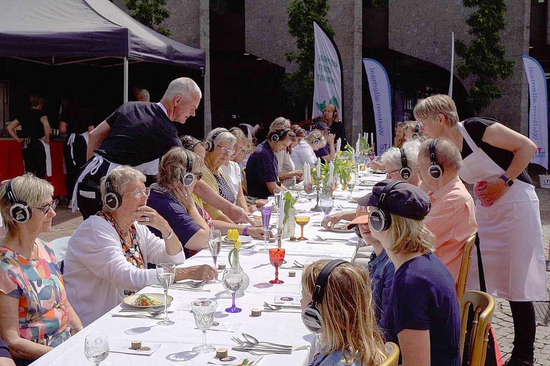 Tijdens het evenement Van Riek tot Vork, dit voorjaar in Zwolle, hebben in totaal 330 mensen gerechten geproefd. Via een koptelefoon kregen ze uitleg over de ingrediënten van een boer uit de omgeving. Het versterkt de waardering voor voedselmakers. - Foto: LTO Noord