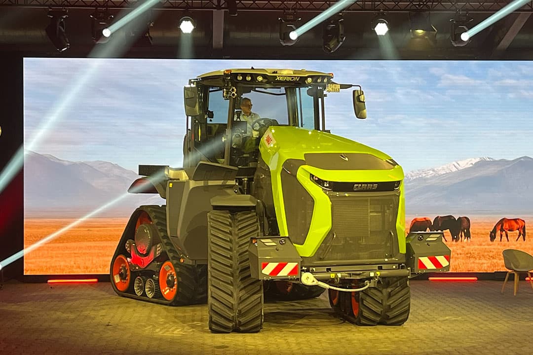 Machinefabrikant Claas presenteert het nieuwe topmodel uit de Xerion-serie. De Xerion 12.650 is er op rupsen of met dubbele montering. - Foto's: Jacco van Erkelens