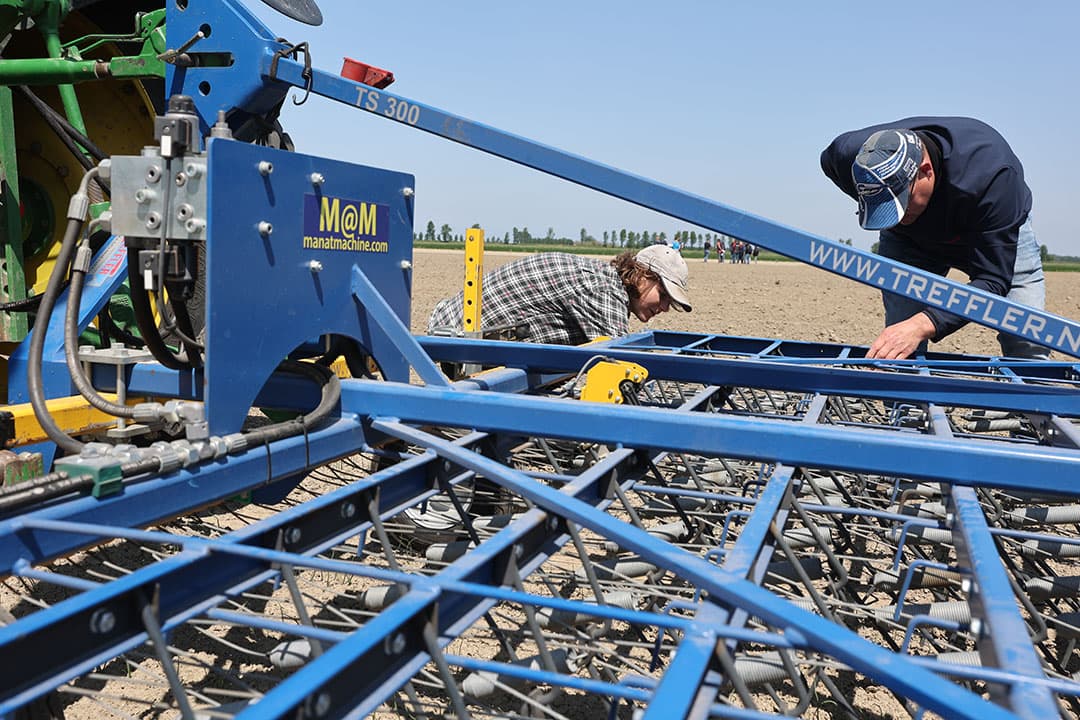 Telers zijn kritisch op het werk dat schoffels, wieders en eggen afleveren.  Niet alles is perfect, meestal het gevolg van onvoldoende goed afgestemde voorbewerking. Volgens leveranciers is dat een voorwaarde voor een goed resultaat. Op de foto de Treffler-wiedeg.