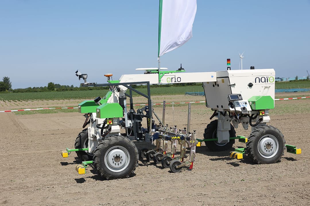 Naïo Orio robot-werktuigdrager. In de driepuntshef kunnen bijvoorbeeld een zaaimachine, schoffeltuig, wiedeg of spotspray-installatie met opgebouwd tankje. De machine weegt 1.800 kilo en heeft een basisprijs van €160.000. In full options-uitvoering met schoffelbalk en extra accupakket voor 10-12 uur werken wordt dat €230.000.