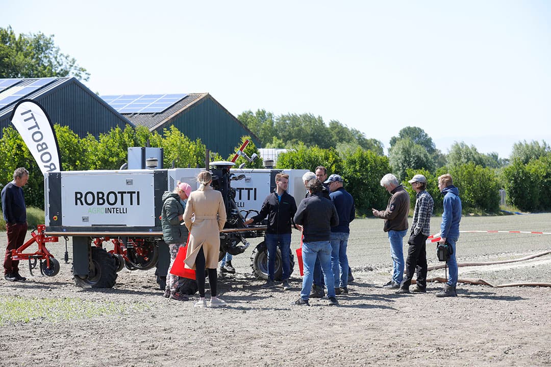 Robotti-werktuigdrager. In deze uitvoering met 75 pk Kubota-dieselmotor voor de aandrijving plus 75 pk voor de hydrauliek al enige tijd op de markt. Een viertal in Nederland, waaronder een demomachine.