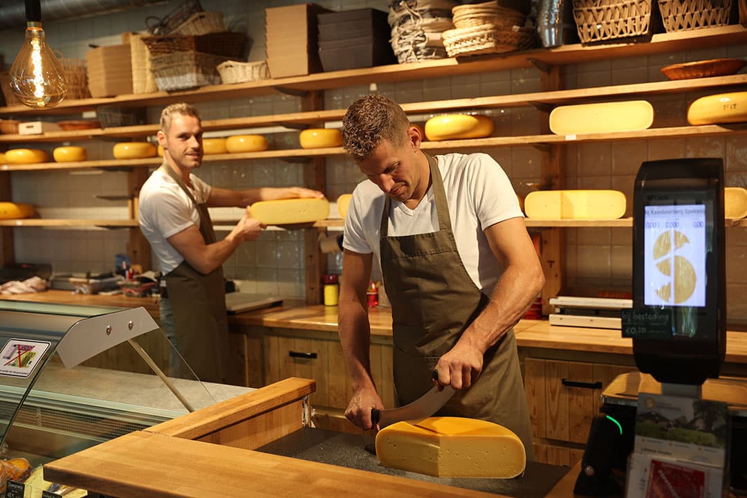 Jan en Jan Herm verkopen ook vanuit hun eigen landwinkel.