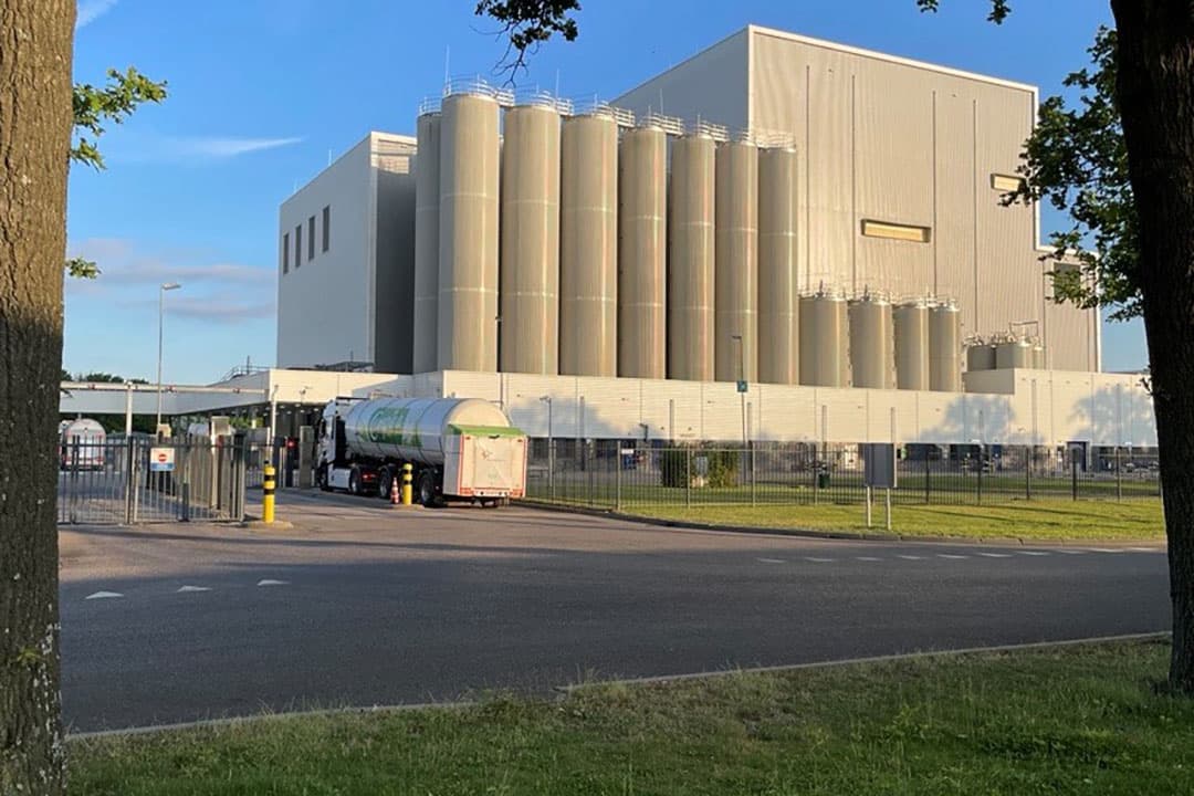 Productielocatie FrieslandCampina in Borculo (Gld.).  In de eerste zes maanden van dit jaar maakte de zuivelonderneming fors minder winst. - Foto: Martijn ter Horst