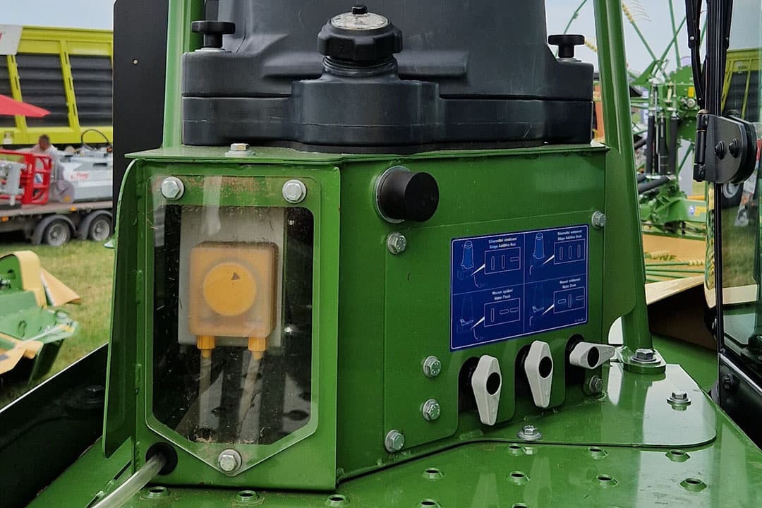 De nieuwe koelbox die bij de ingang van de hakselaar is bevestigd is voorzien van enkele schakelaars waarmee je de tank kan reinigen vullen of laten leeglopen. - Foto's: Annelies Bakker